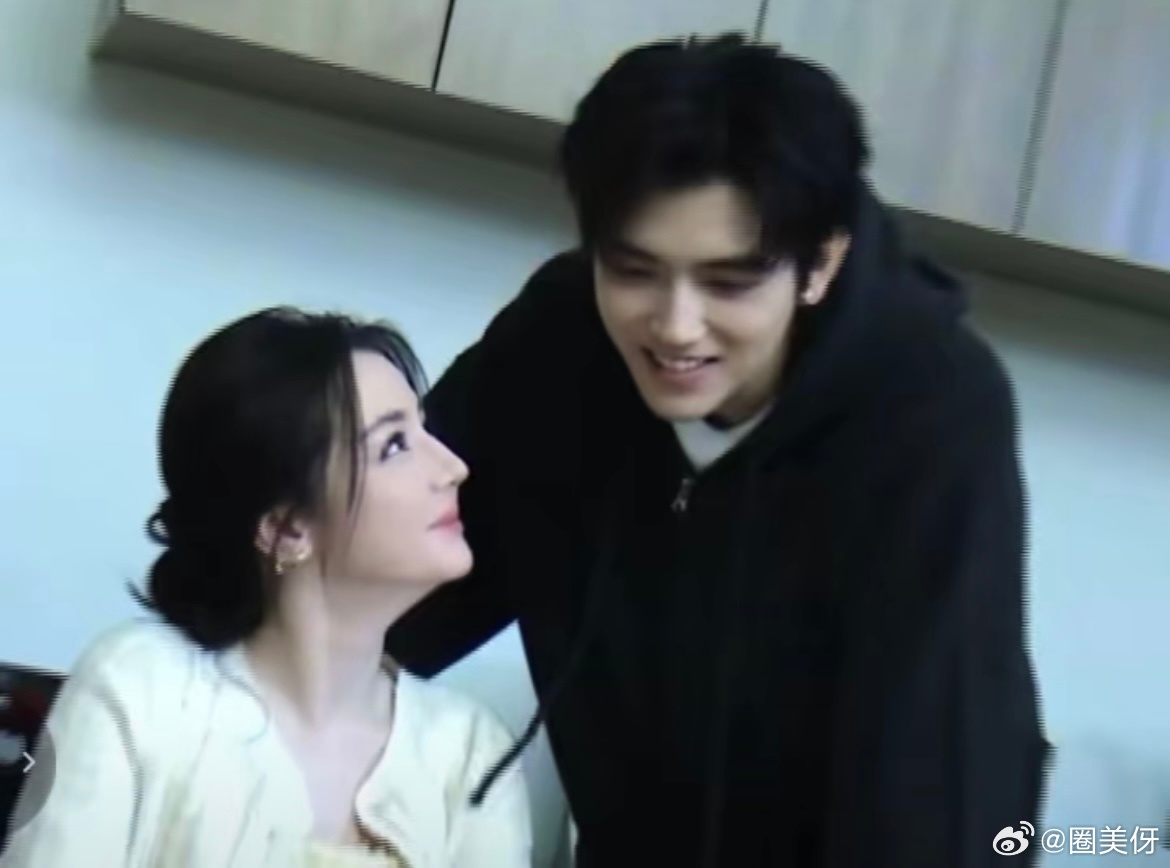 热巴的第一次共创给了陈飞宇。。你别说，这俩人的颜和现偶的适配度还挺高的迪丽热巴陈