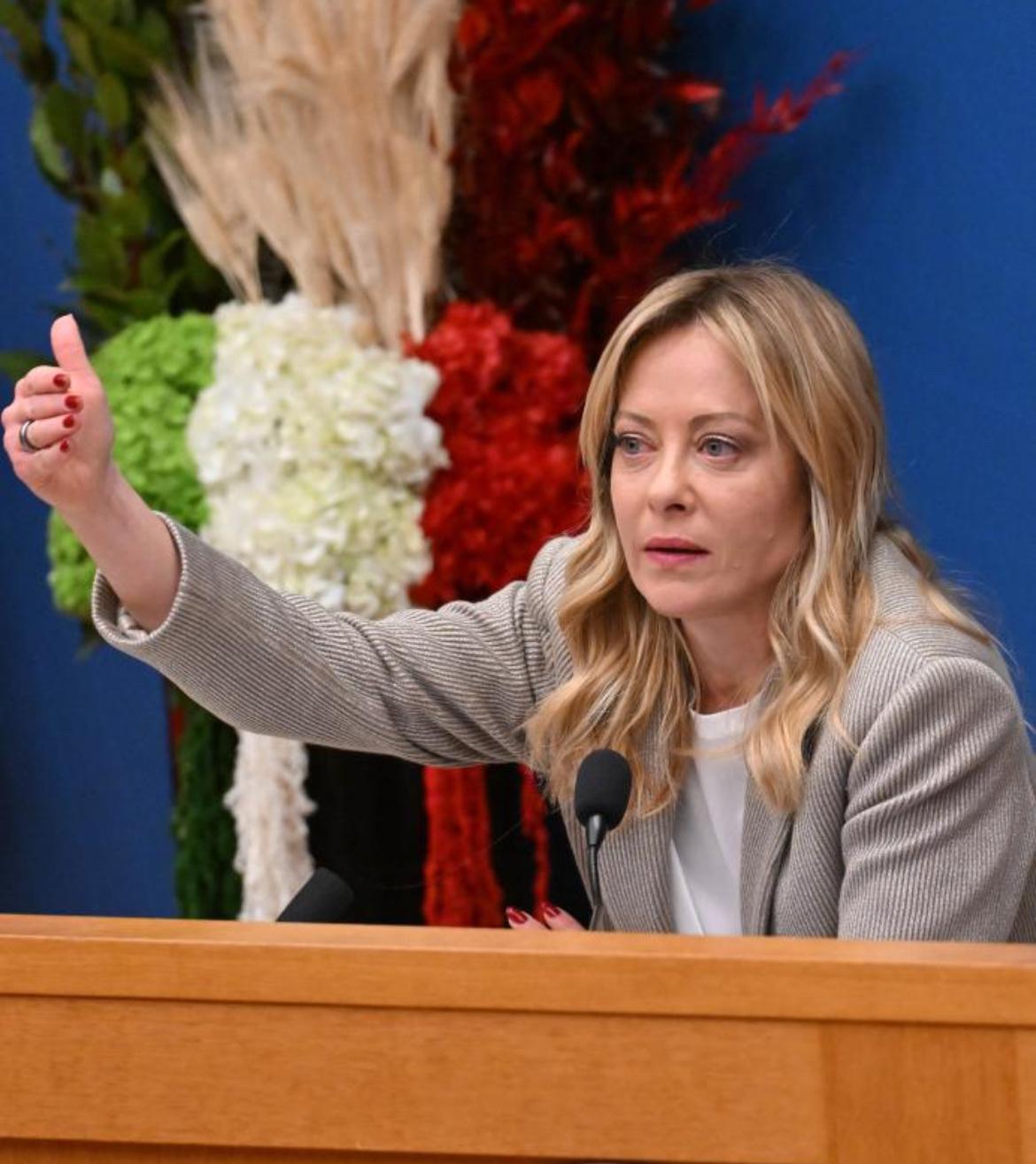 意大利总理梅洛尼：
我指责以色列越过了红线，我谴责针对巴勒斯坦平民的屠杀行为，并