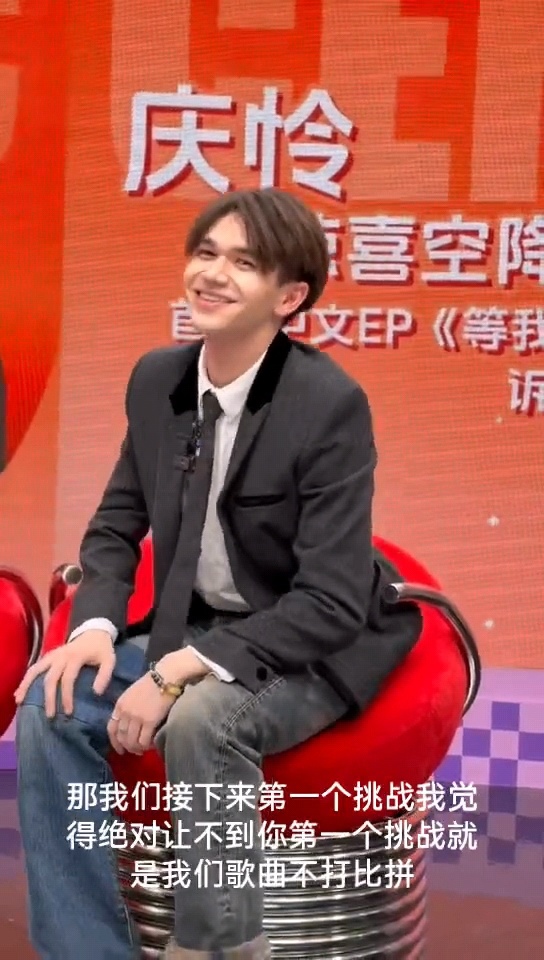 庆怜模仿安崎浪姐pose庆怜真看安崎浪姐了谁懂啊！庆怜模仿安崎浪姐pose超还原