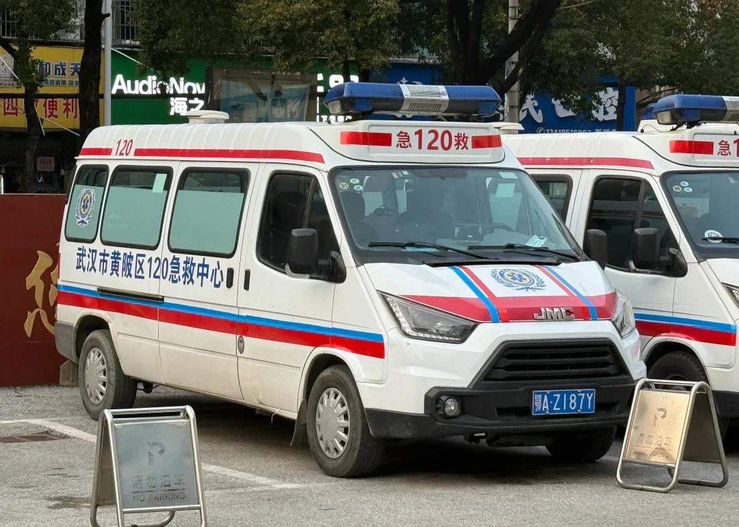 【投稿】医救 [鄂A]
武汉市黄陂区120急救中心
投稿来自：@武局南段的HXD