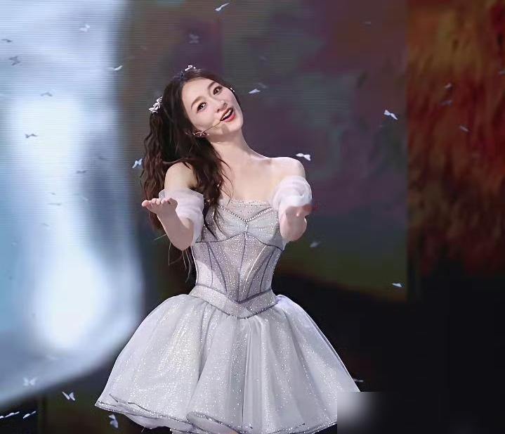 李小冉在浪姐划水，凭什么票数第一？你不知道她前男友曾用带艾滋的针管顶着她脖子，逼