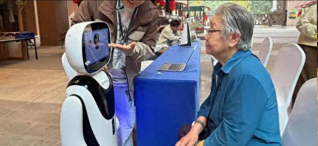 AI 养老黑科技落地成都养老院