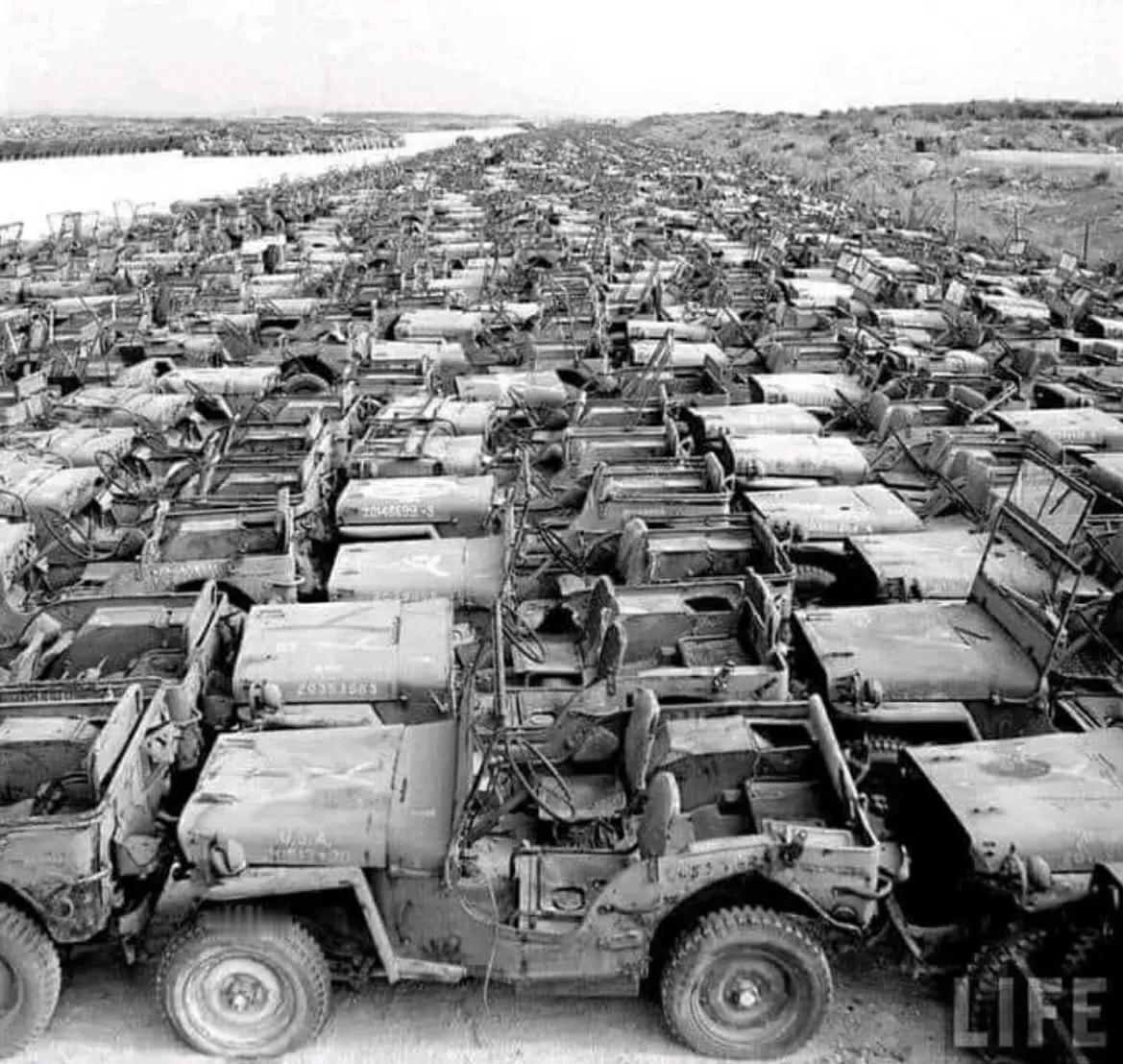 1949 年，冲绳的吉普车坟场。