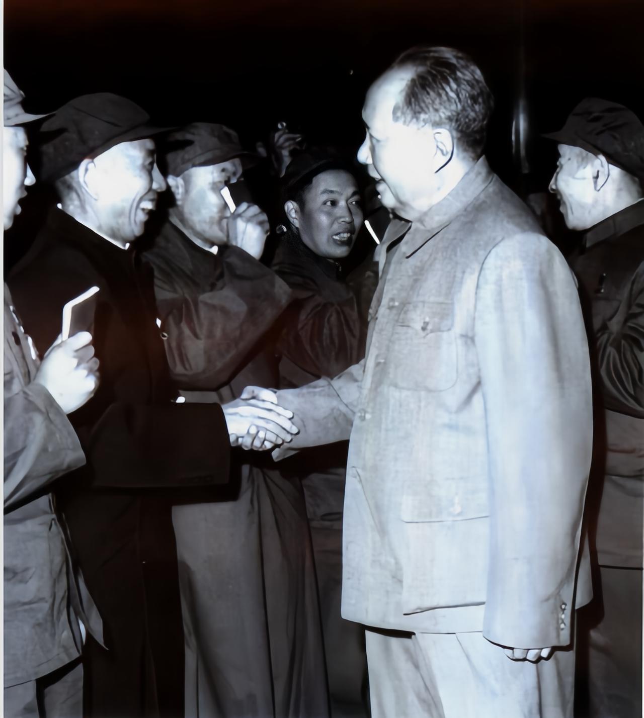 毛泽东曾直接来电怒批王震“你坏了中央的大事！”王震想在新疆农村和牧区同时推进土改
