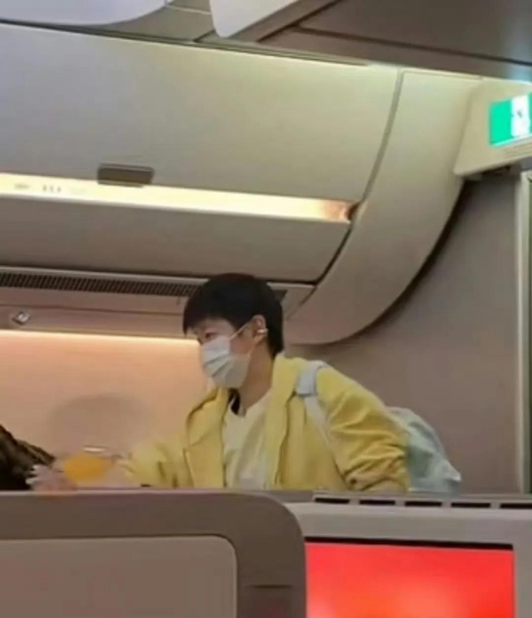 奶黄色小莎平安抵达北京[赞][笑哭]！
昨晚十二点多，走VIP通道从成都封训基地