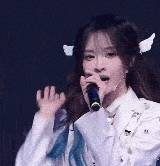 杨冰怡夺冠后C位首秀 不愧是年度巅峰人气QUEEN，C位首秀状态好到炸！元气造型