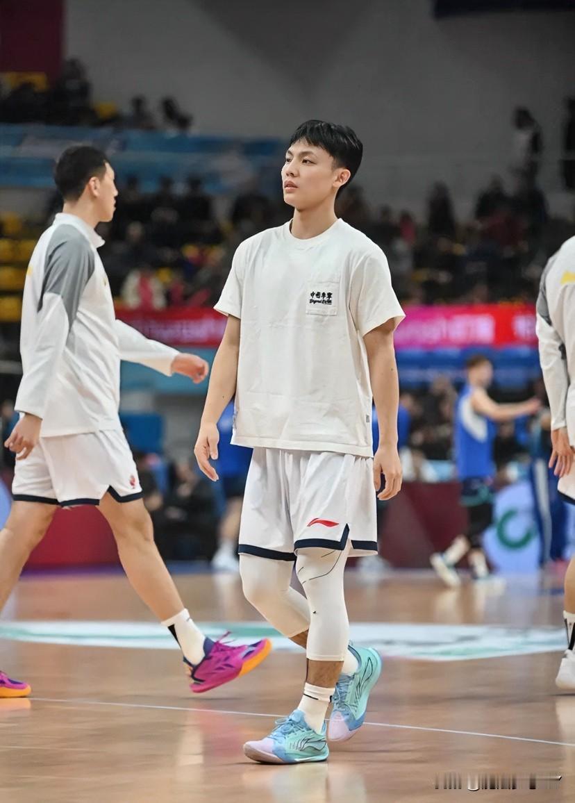 奉劝大家一句
别对徐杰在国家队有太大期待
不是不希望他表现好，而是他的
脚伤恢复