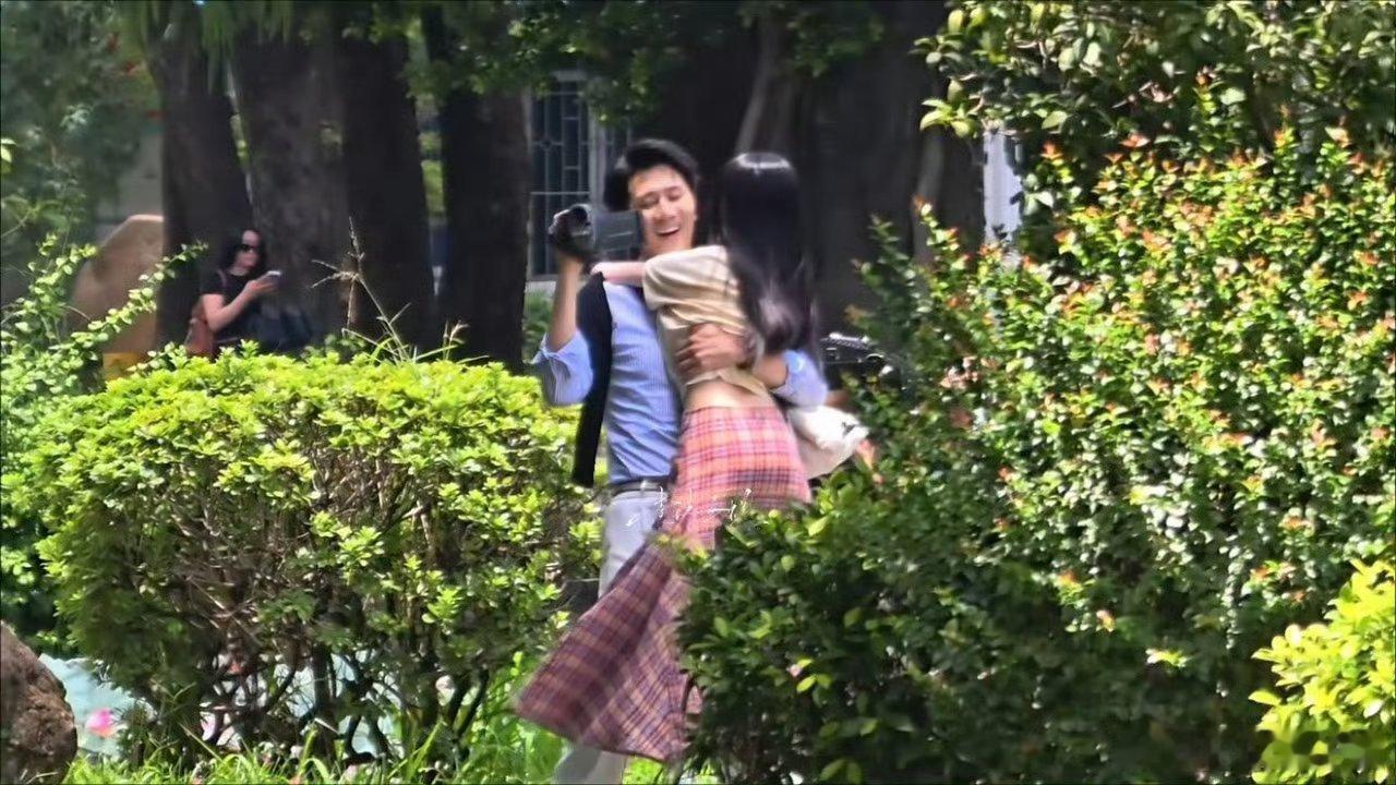 彭冠英单手抱白鹿这就是传说中的“单手揽星河，怀中藏温柔”吧！彭冠英的手臂是磁铁吗