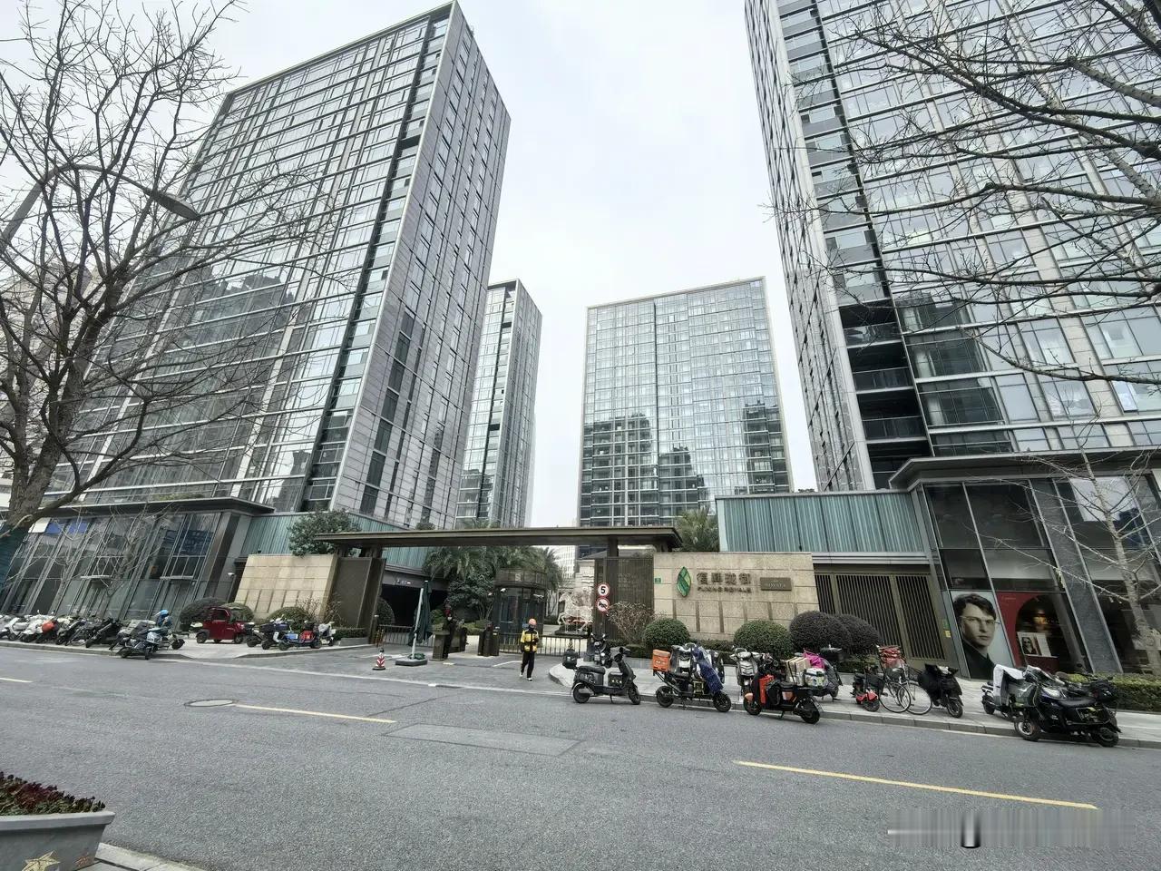 今日老西门

从前老南市的老西门着实热闹，
人气鼎沸烟火气漫溢，
沿街商场店铺人