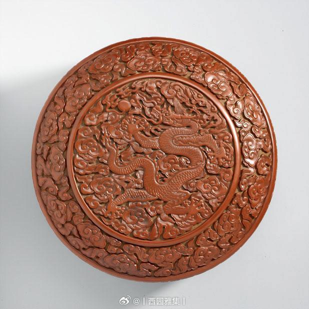 髹饰录 | 明永乐 剔红云龙纹圆筒式盖盒尺寸： 27.8 x 29.2 cm来源