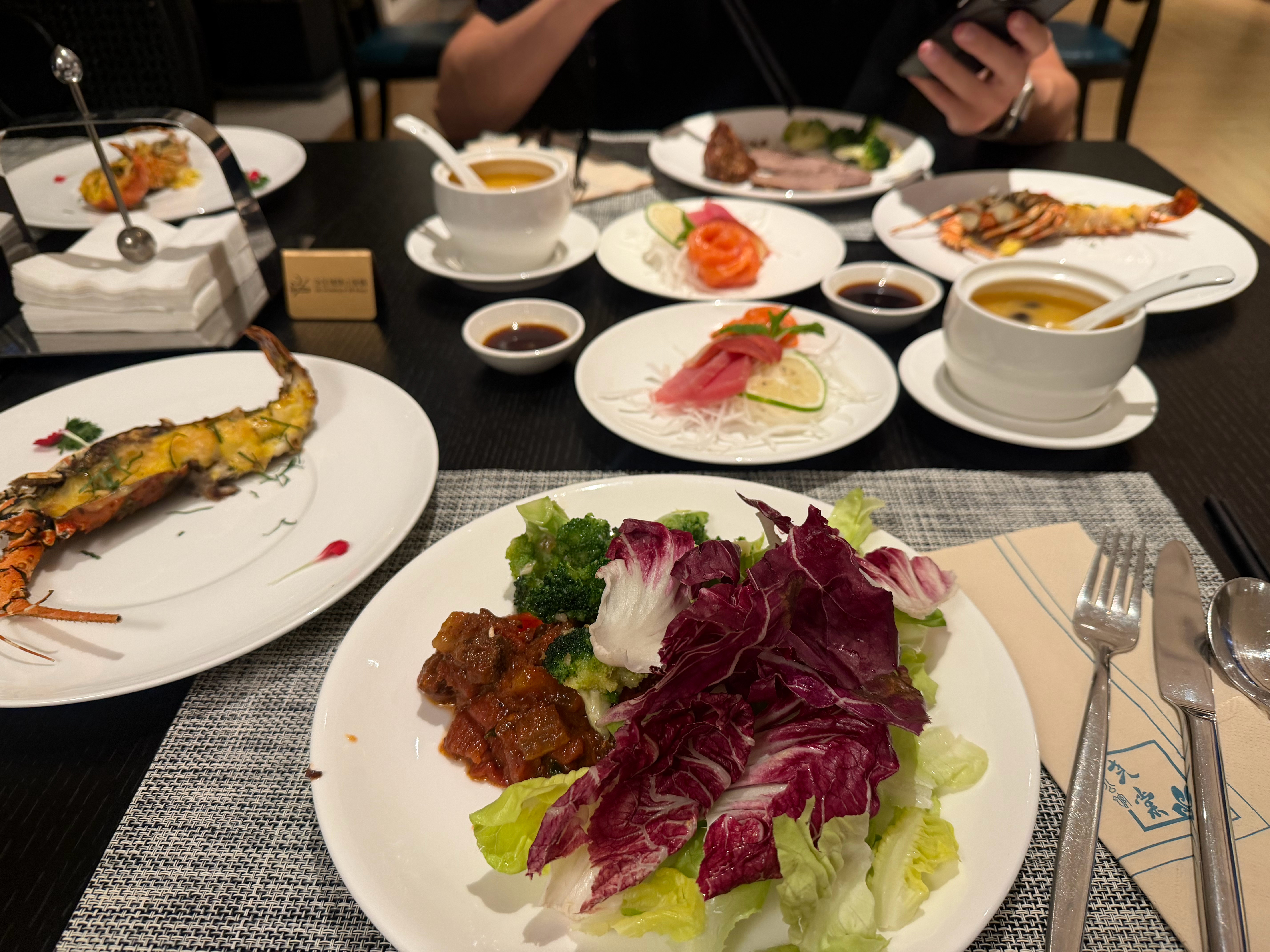 落地成都到现在，想安安静静吃个饭，都没时间电话信息一个响不停… 