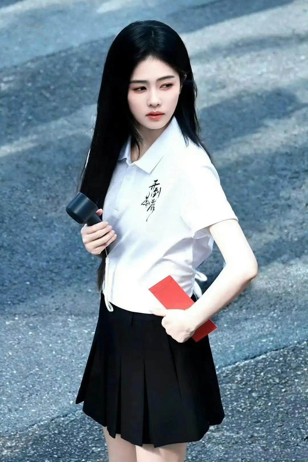 白鹿短发形象也会让你们眼前一亮的白鹿这次短发真不一样白鹿谈及新角色王韵娜，长发演