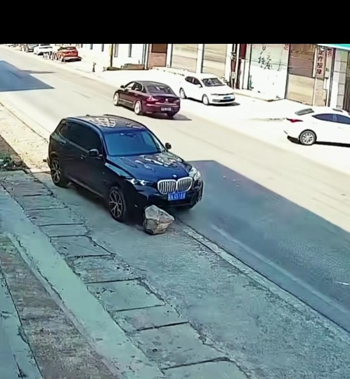 看了一个视频，宝马车硬刚大石块！夲来以为是个女司机，没想到竟然是个爷们，真搞不懂