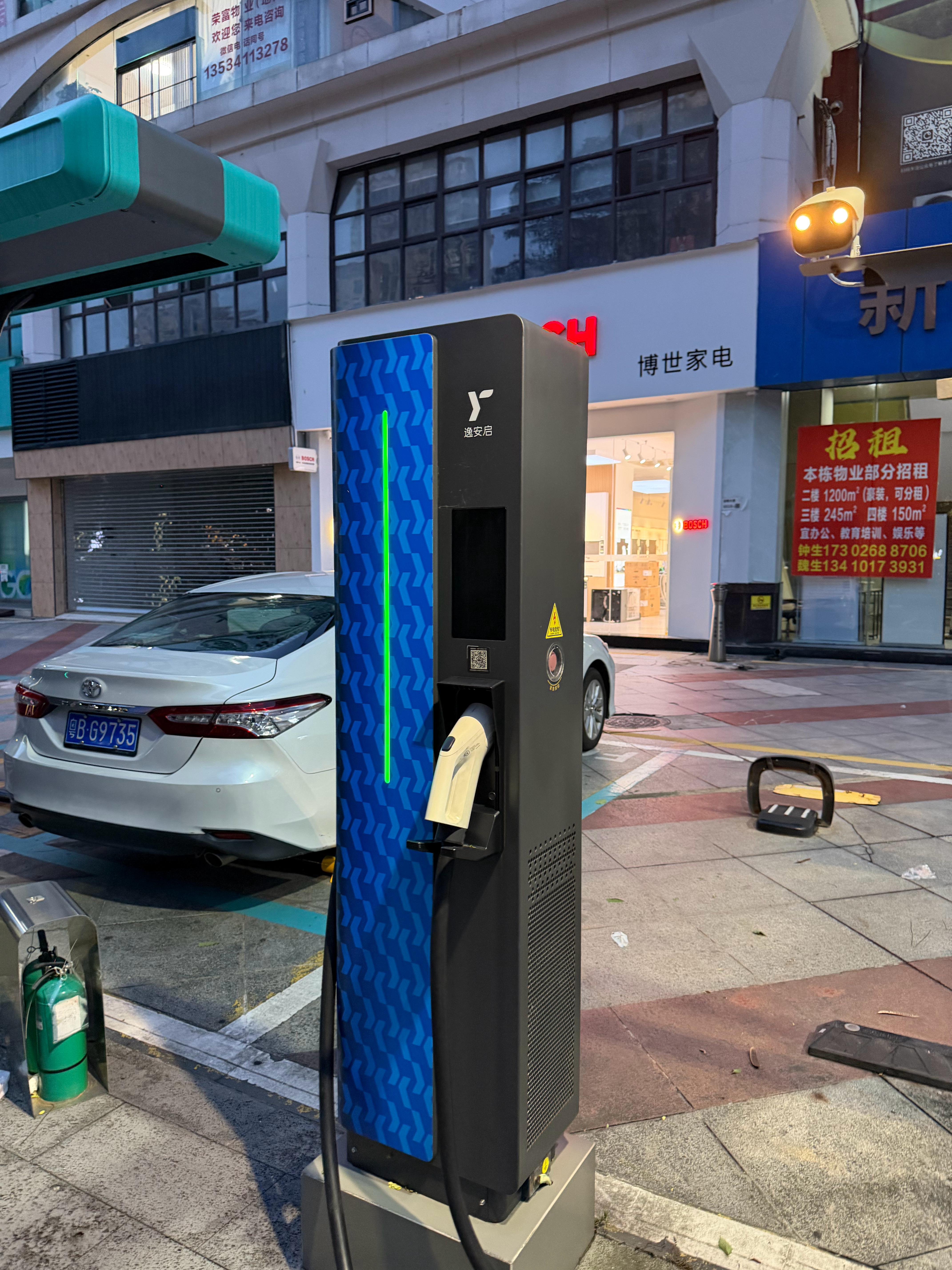 第一次见奔驰宝马合资的充电站，有一台比亚迪在充 深圳·九门地