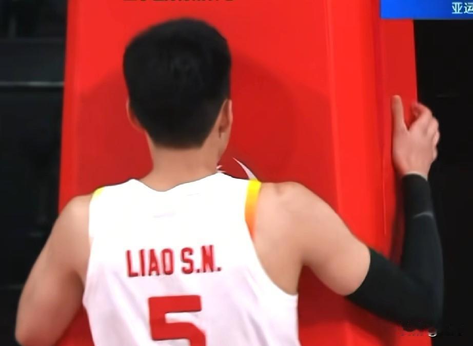 中国男篮核心后卫廖三宁真是让人绝望透顶啊！在昨天下午面对伊朗男篮，他打得一点自信
