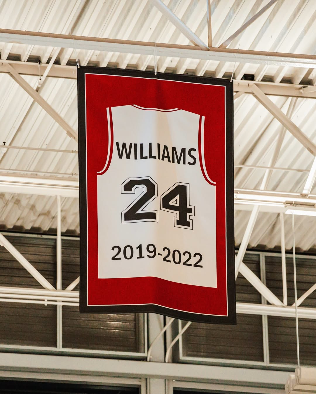 “校服”退役！杰威曾在2019-2022年间，为圣塔克拉拉大学征战。如今，作为该