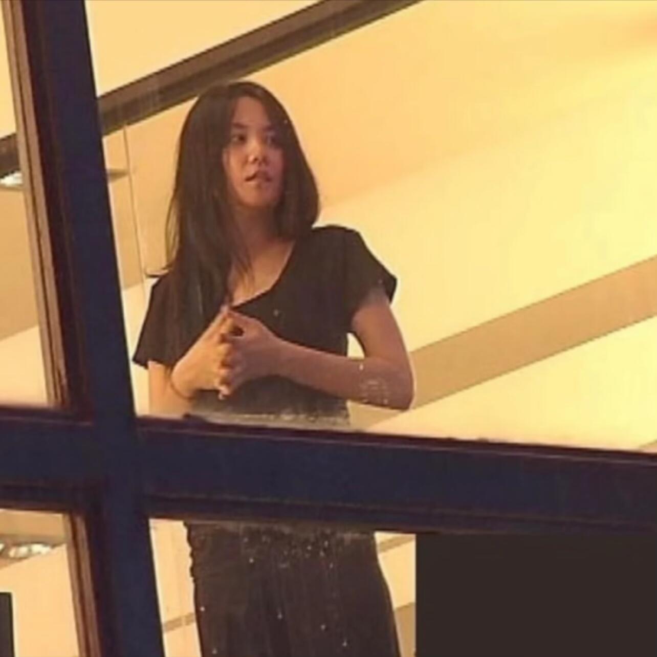 王菲怀着女儿李嫣的幸福样子 