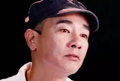 2018年，陈小春回忆：小时候家里穷，吃不上饭，就把弟弟卖了3000块钱，卖完后