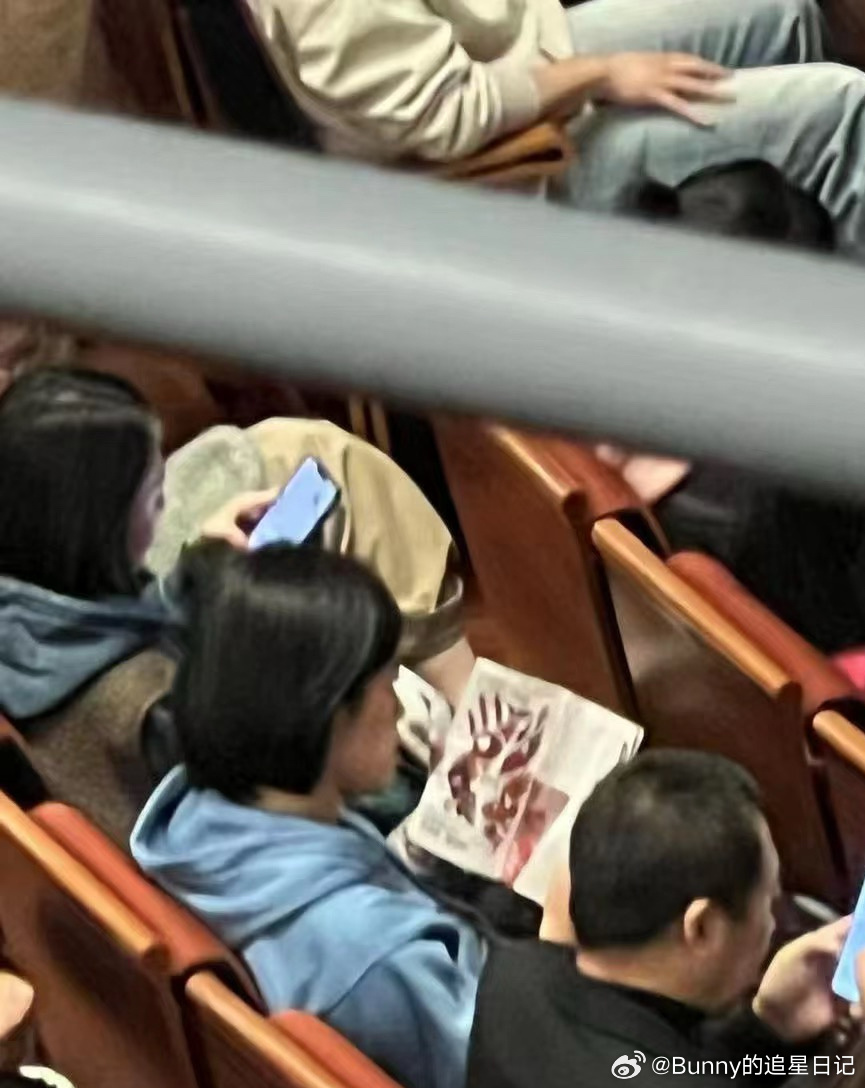 #秦岚经纪人去看辛芷蕾话剧#呜呜🥹，因为岚姐在拍戏，所以岚姐经纪人军平姐代替岚