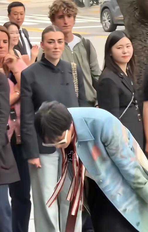 5月26日，权志龙参加香奈儿活动时，他全程跟做贼似的左右张望，弯着腰走路，脸上的
