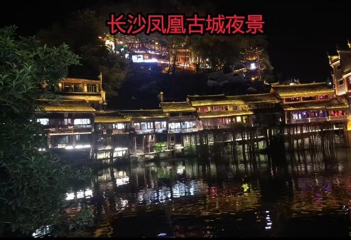 乘坐乌篷船缓缓穿行，吹着晚风，看着两岸灯火摇曳，随手一拍都是绝美大片，回去一发朋