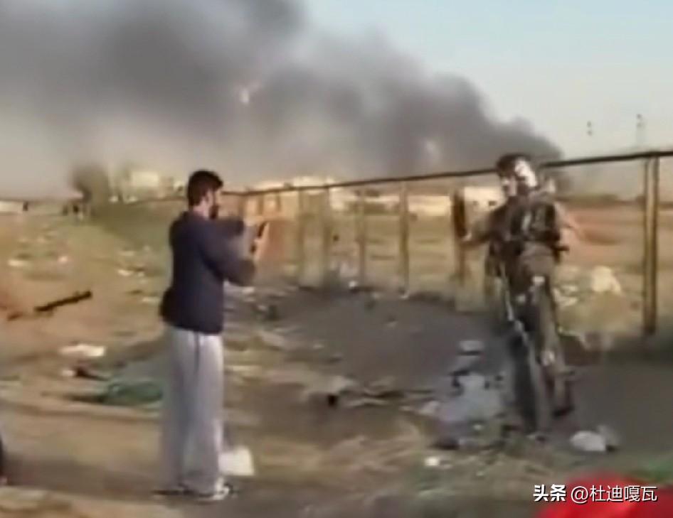 这几位跳伞逃生的美军真是太幸运了，幸亏遇到的是科威特的居民，虽然让美军下跪并表明