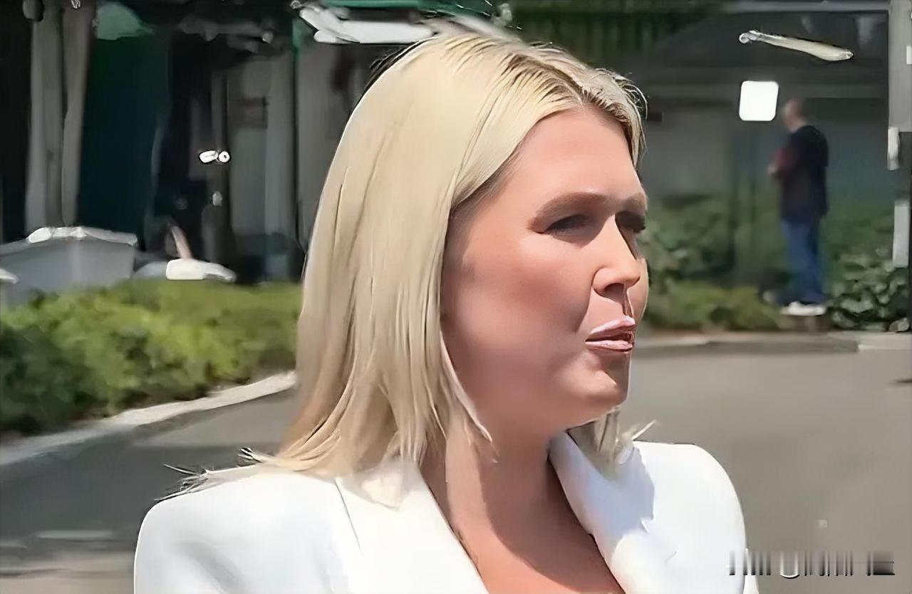 白宫发言人莱维特表示，美国司法部对美联储主席鲍威尔的金融管理调查并未结束，而是转