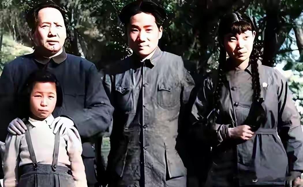 延安林间珍贵家庭合影，画面为毛泽东、李讷、毛岸英、刘思齐。朴素衣衫藏烽火温情，定