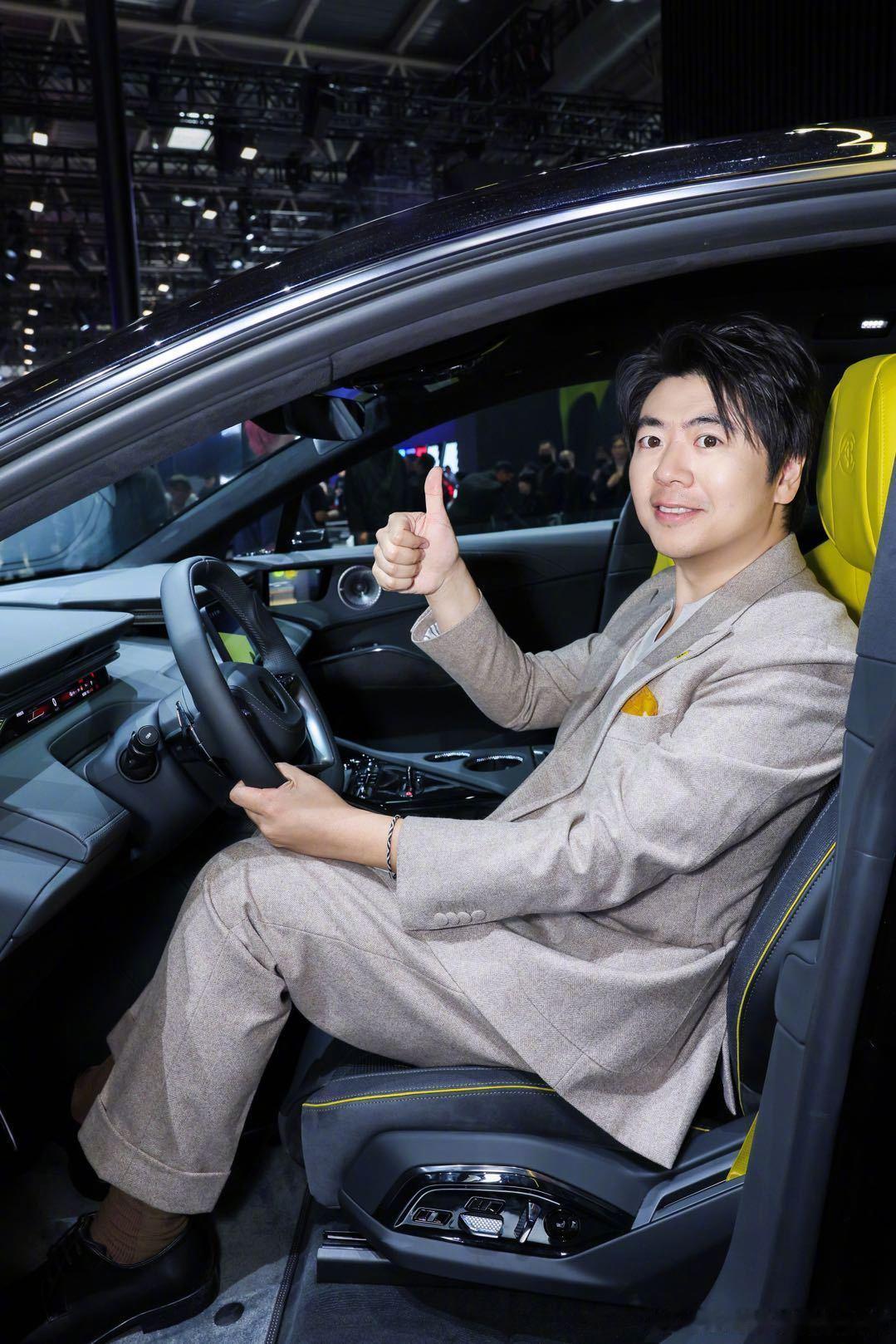 黑白键上，我追求每一个音符的极致莲花黑金涂装里，也藏着同样的执念星际黑漆面上的金