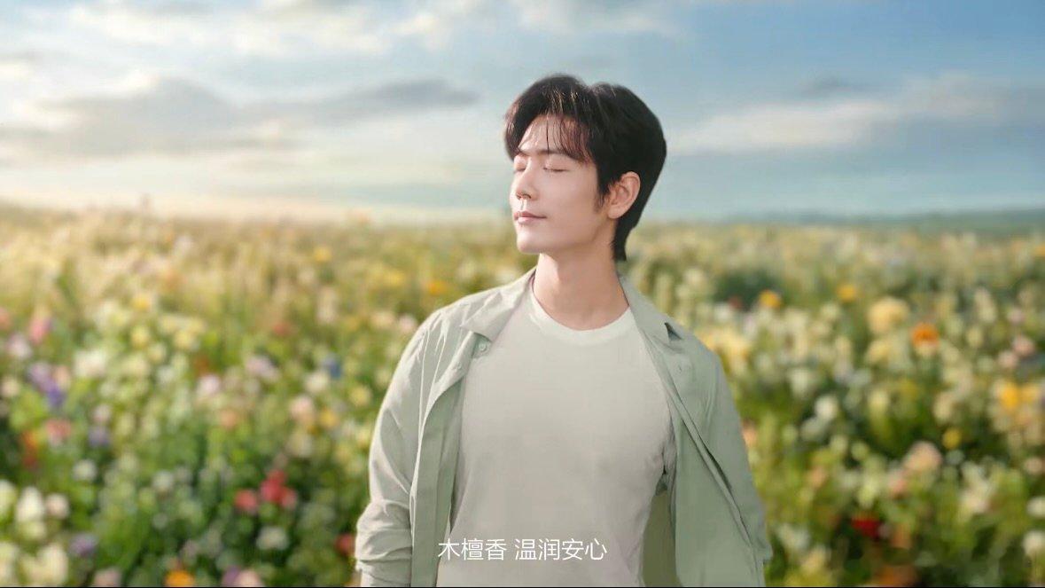 光影里的肖战植愈美学 镜头之下光影错落，勾勒出满是诗意的画面。肖战以温润姿态融入