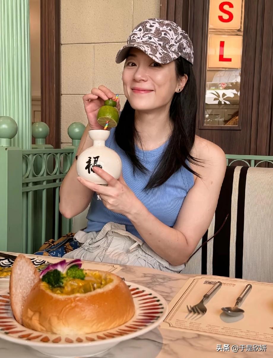 54岁张可颐素颜探店状态炸了！无滤镜生图吊打同龄人，网友：这才是港星风骨
 
近