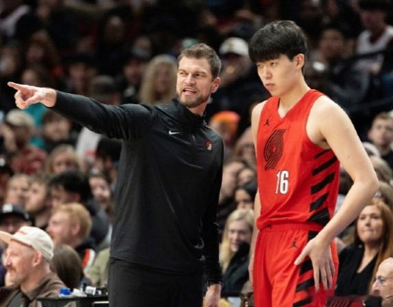 杨瀚森今天赛后采访发言：“新秀该多去训练争取上场时间，而不是去要上场时间。”好样