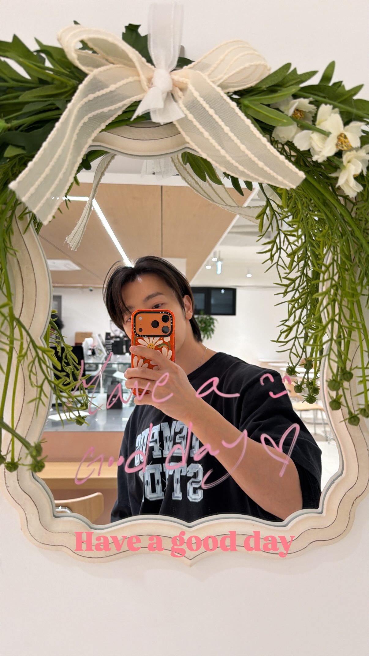 “CB百蓝_。260401李东海 ins story更新： 