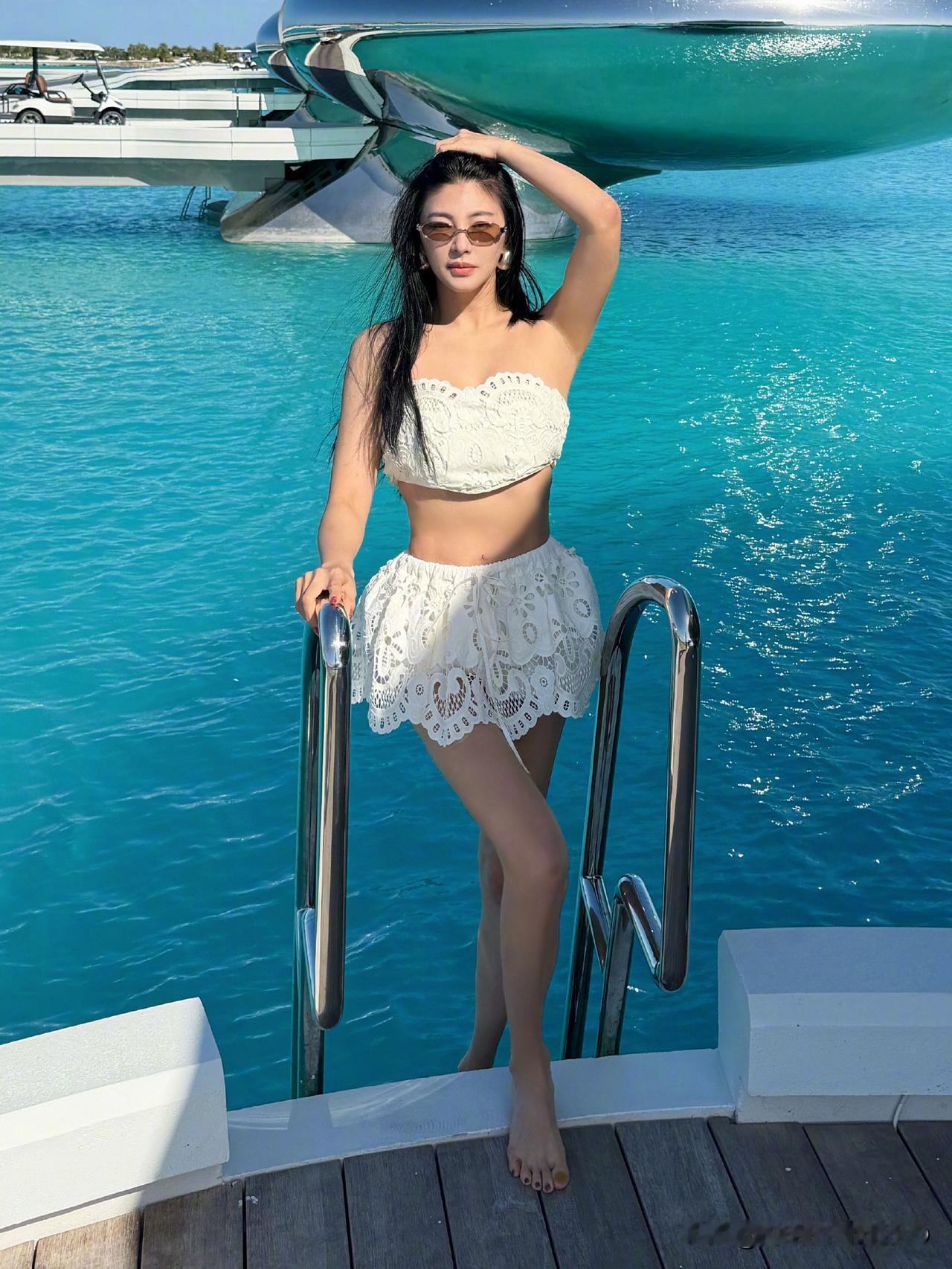 张雨绮海滨休闲魅力美图