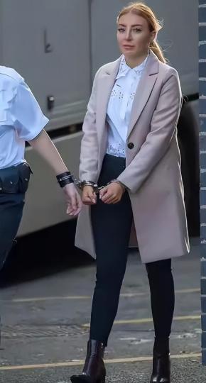 英国伦敦，一个比较奔放的女狱警，在值班时钻进囚犯牢房，跟盗窃犯发生关系，还被另一