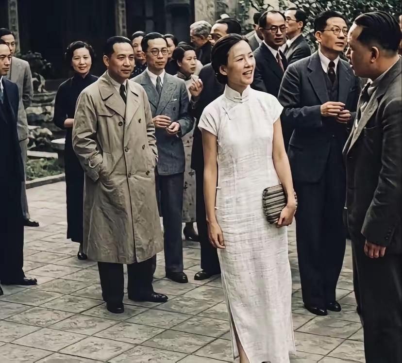 1939年的昆明，35岁的林徽因参加一个俱乐部创办典礼的罕见留影，一代才女，其才