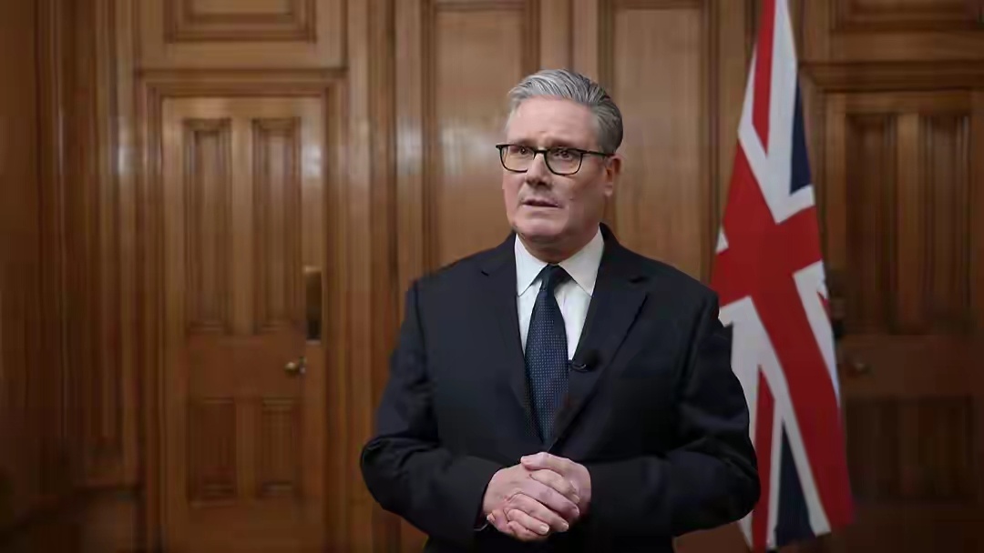 英国首相斯塔默宣布辞职斯塔默的辞职，绝非简单的政治危机，其根本原因是英国自201