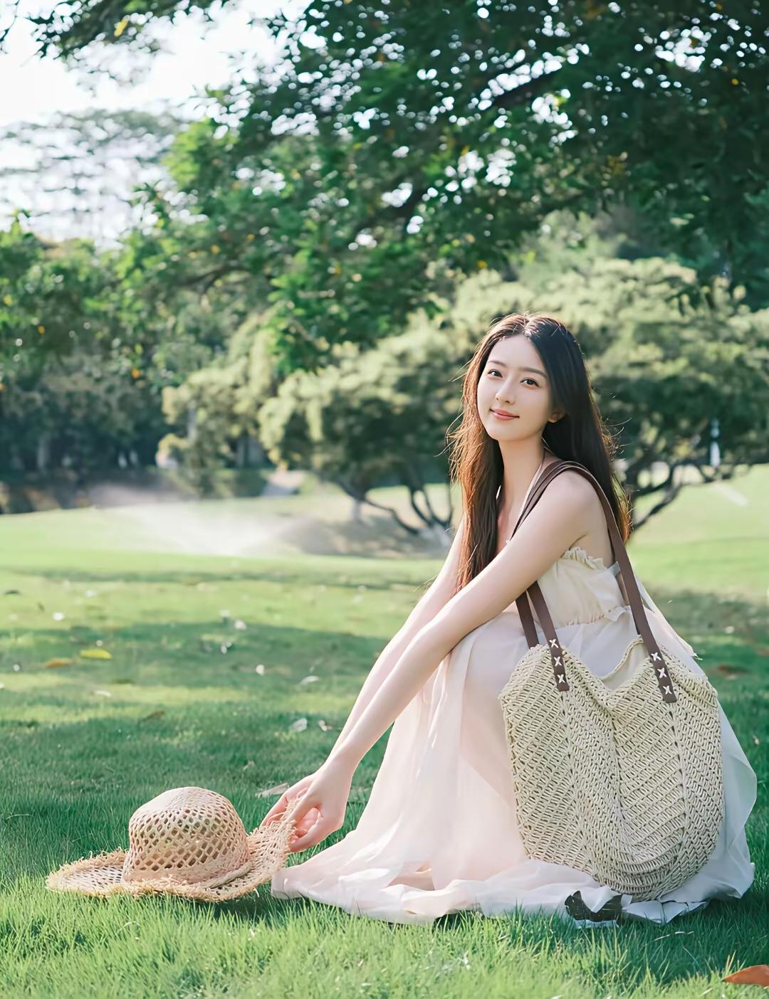 幸是途中遇你，惊碎光阴里漂泊的鸿。你在绿意间浅笑，吊带白裙衬得光阴都柔软，草笠在