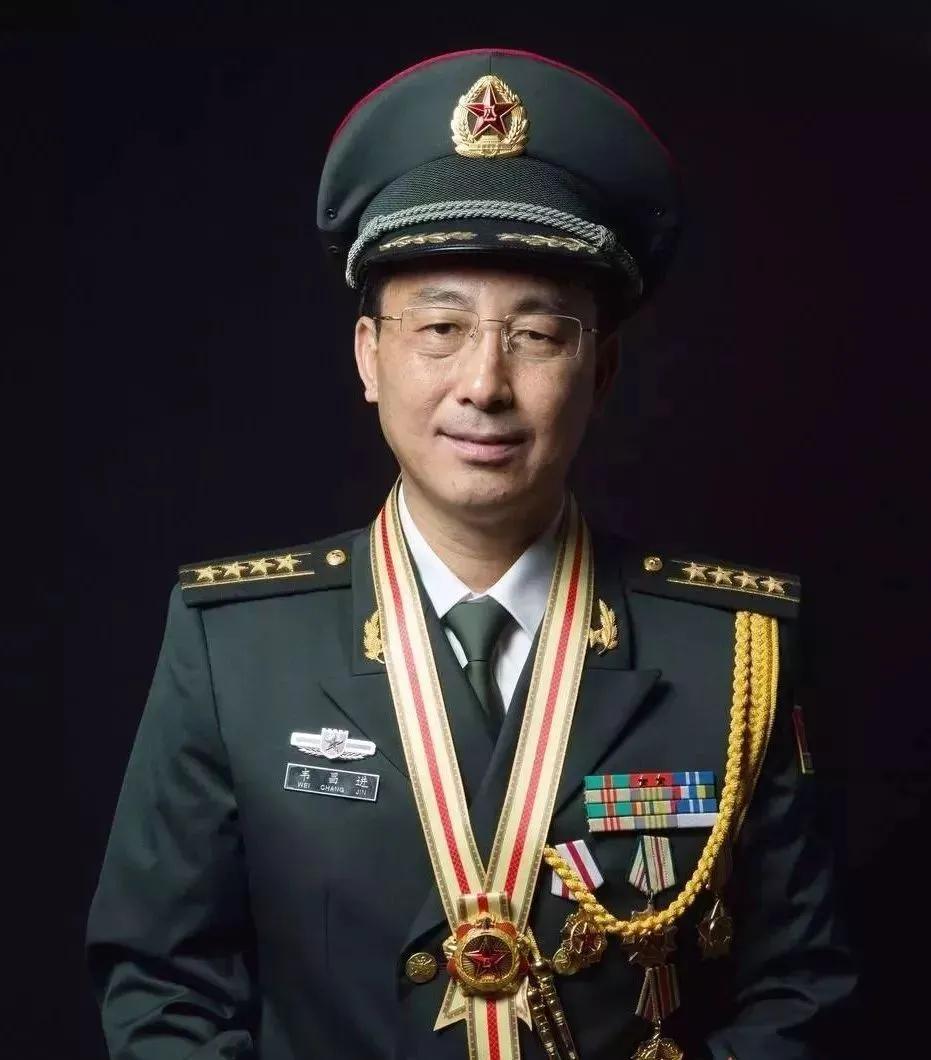1985年，老山战场上，20岁小战士被炸伤，眼看敌人正冲过来。他丢下枪，匍匐爬去