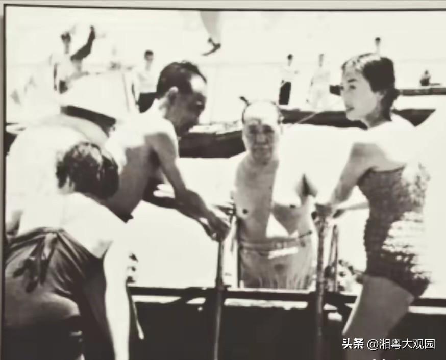 1966年7月，毛主席以73岁高龄畅游长江。这是毛主席游完后上岸时拍的照片，知道