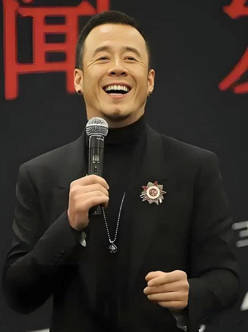 杨坤认为歌手节目10人一期有点多想要在这么多人的激烈角逐里安稳守住自己的席位唯一