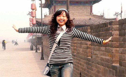 向倩老师，2008年5月12日的汶川地震中，向倩老师自己身体被砸成了三段，而她双