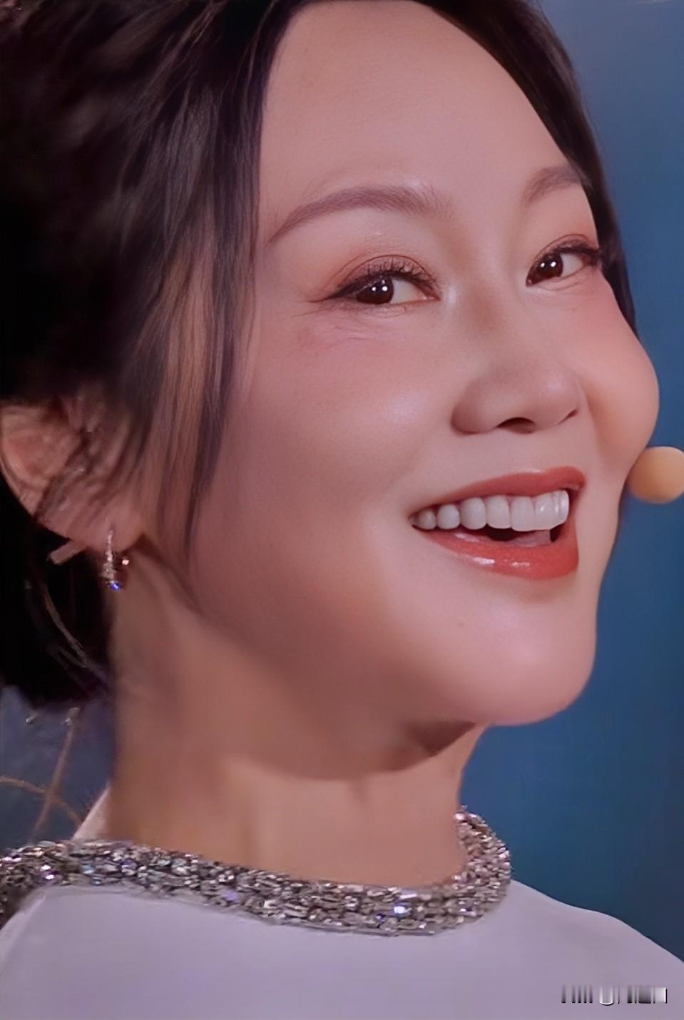 闫妮，终于和个人似的正常了一回！

今天晚上的中秋晚会上，闫妮又上台了，还是唱歌