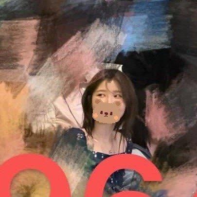 疑似李楷灿的女朋友坐在梦秀安可场的家属席，旁边是队友的父母 