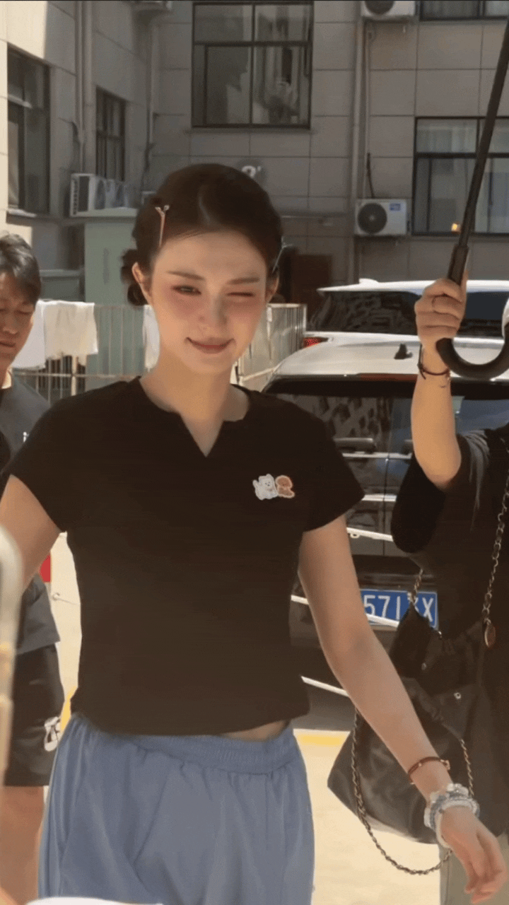 王楚然走路好看，摇曳生姿！