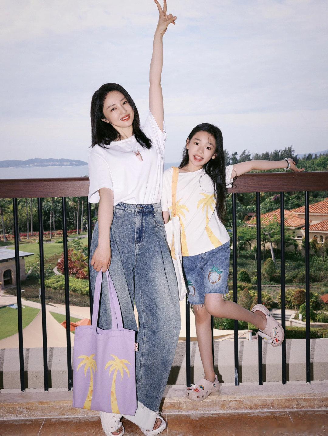小酒窝反向带妈 以前都是妈妈叮嘱我，如今小酒窝句句念叨妈妈，温柔又有小大人模样 