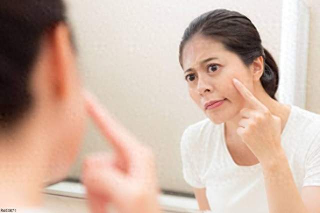 女性体内雌性激素缺乏，多半会出现这4大报警信号，需尽早调理！