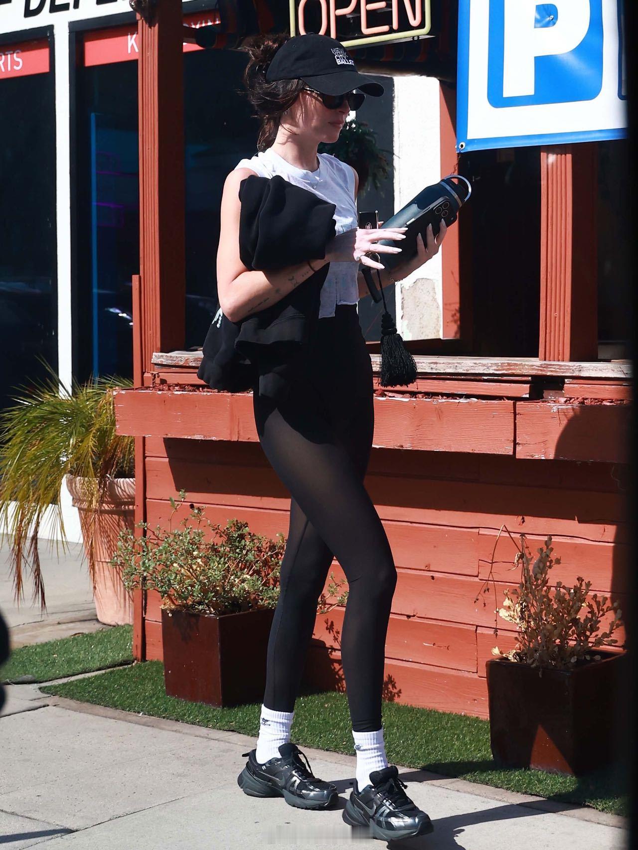 🤍🖤Dakota Johnson 10.23 在洛杉矶出街离开健身房 ，一身