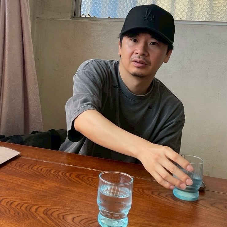 若林正恭「沖縄の食堂にいる私といつも妻のお母さんが作ってくれる沖縄そばとゴ