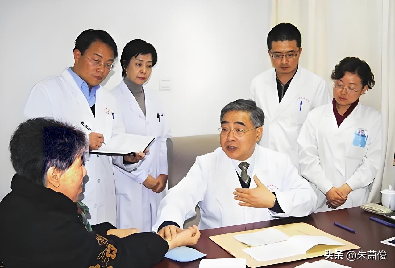 张伯礼，1948年2月生，河北宁晋人，中国工程院院士、国医大师，现任中国中医科学